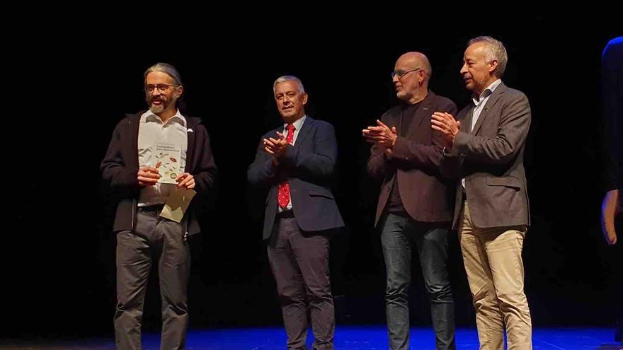 Fernando Castro recibiu o premio García Barros na Estrada e Negreira ultima o de poesía Ardeiro