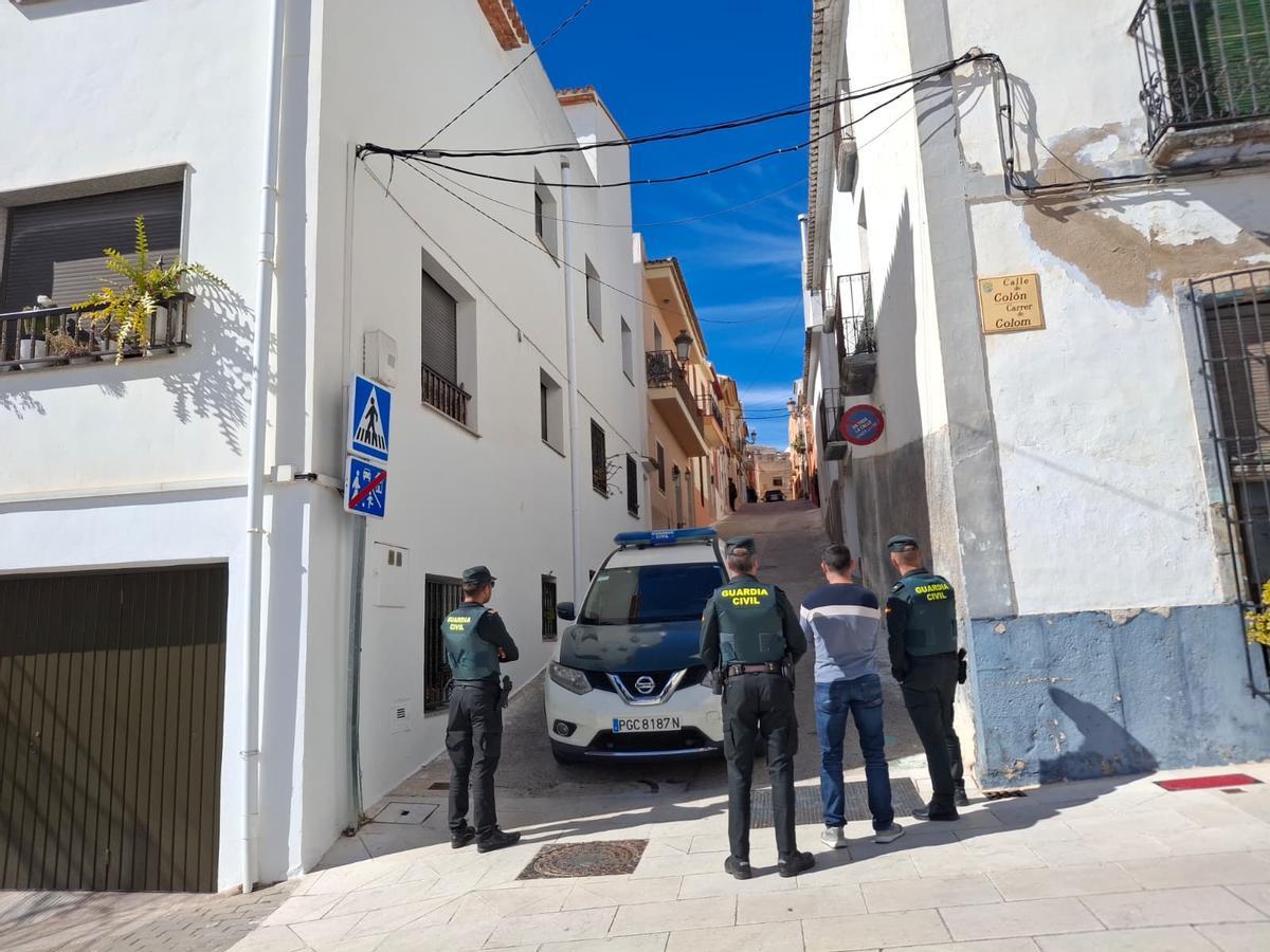 Agentes desplegados en un extremo de la calle de Teulada donde está el sospechoso.