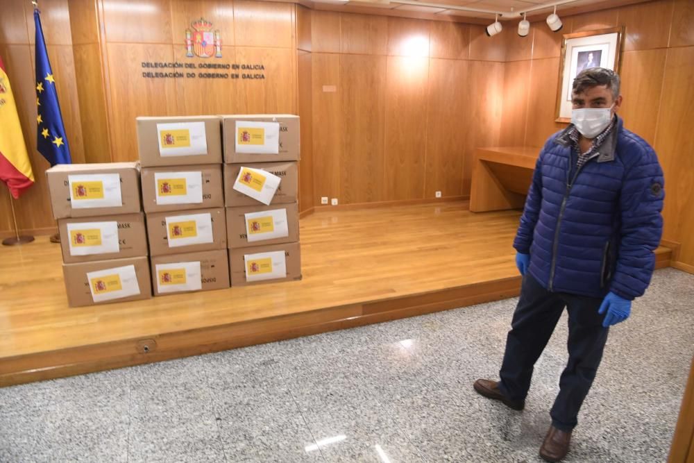 Solo en la provincia de A Coruña, se ha procedido a la distribución de más de 200.000 mascarillas con lo que se ha puesto en marcha la segunda fase del operativo dispuesto por el Gobierno.