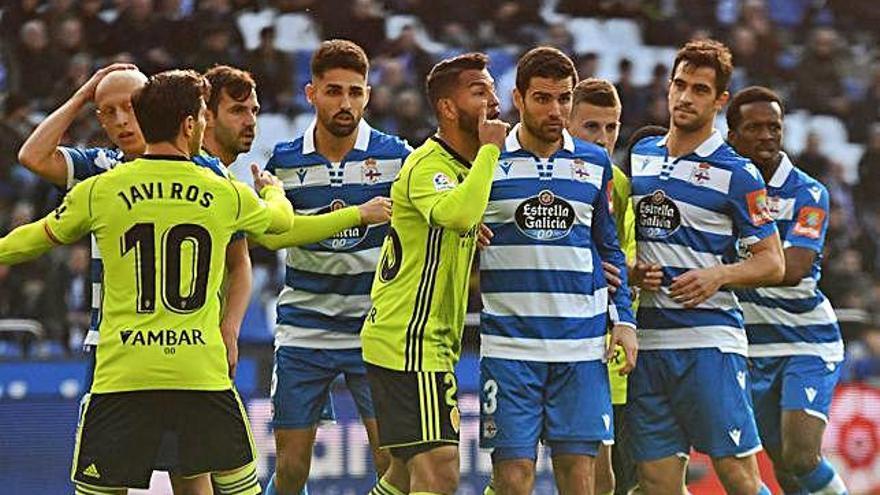 Partido entre el Deportivo y el Zaragoza disputado en Riazor.