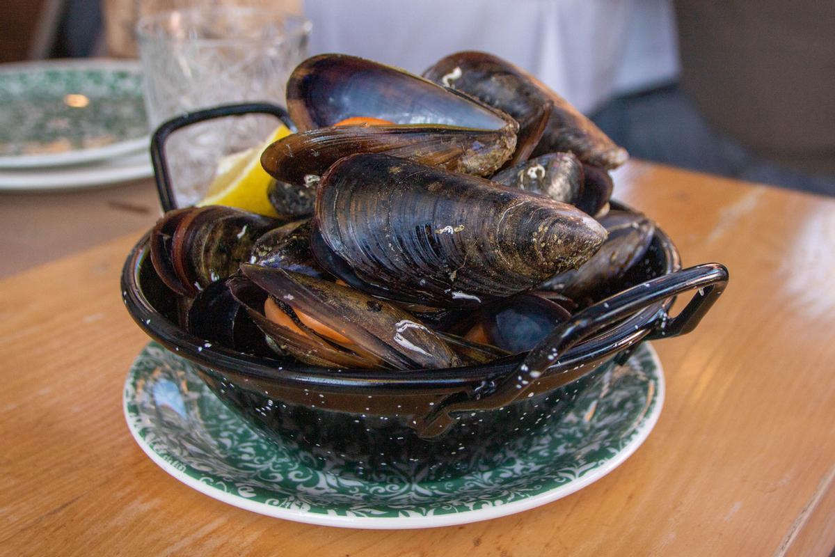 Plato de mejillones cocinados con vino y limón