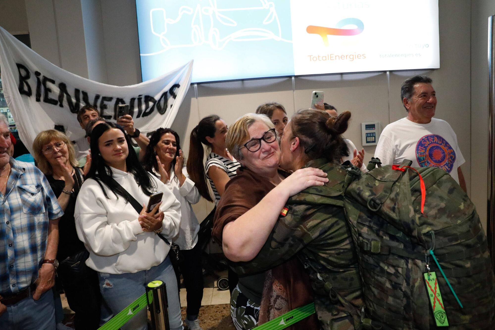 EN IMÁGENES: El regreso a Asturias en el aeropuerto del batallón "Toledo" tras meses en Eslovaquia