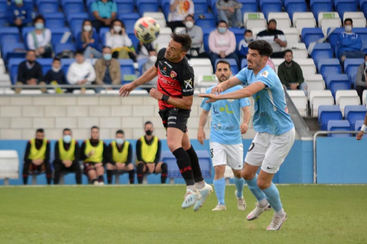 Lance del partido entre el Ciudad de Lucena y el Salerm Puente Genil.