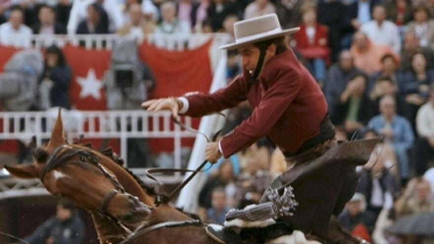 Un toro cornea al caballo del rejoneador Hermoso de Mendoza en Madrid