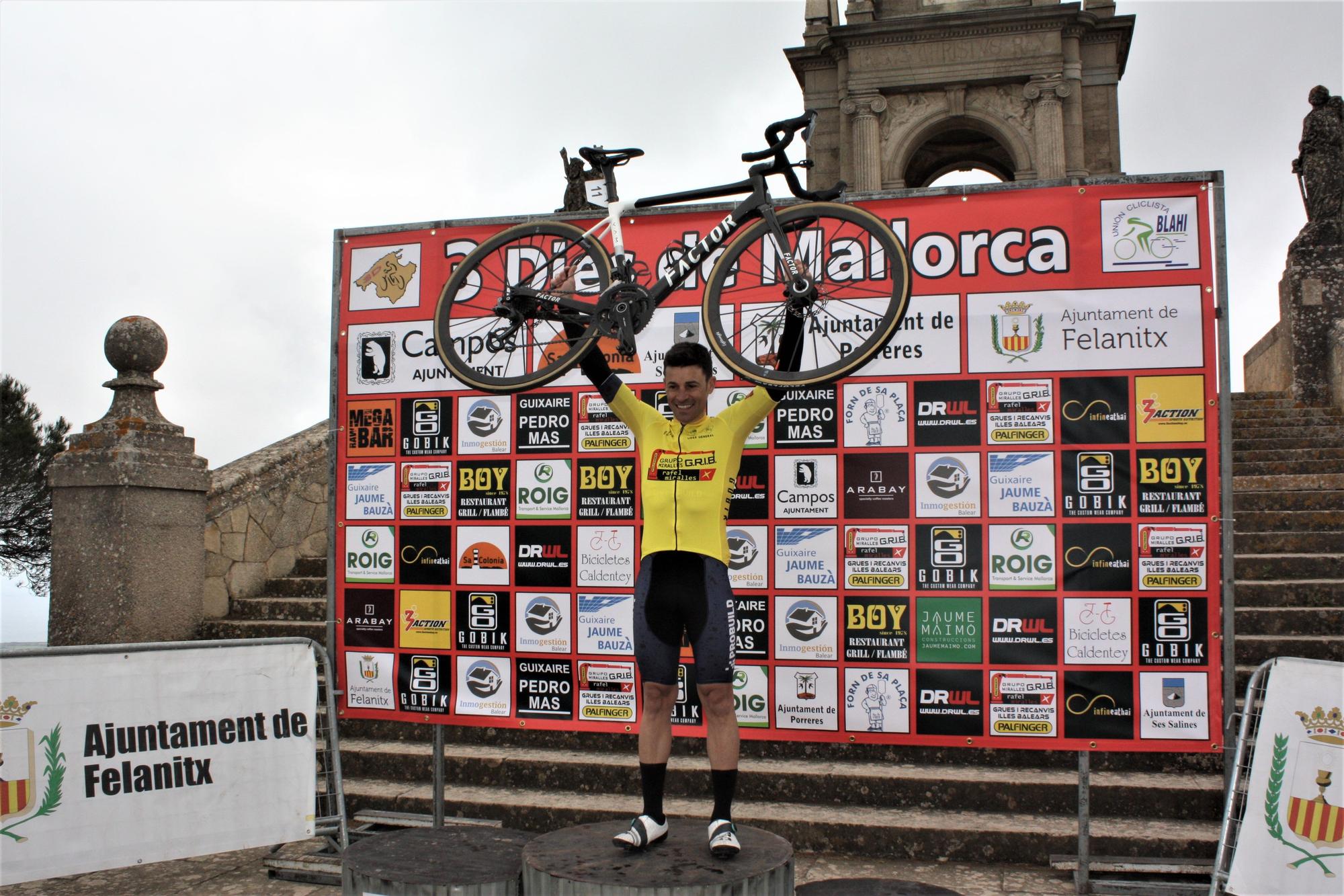 El ganador absoluto, Alex Martínez, festejó su triunfo tras el apretado final.JPG