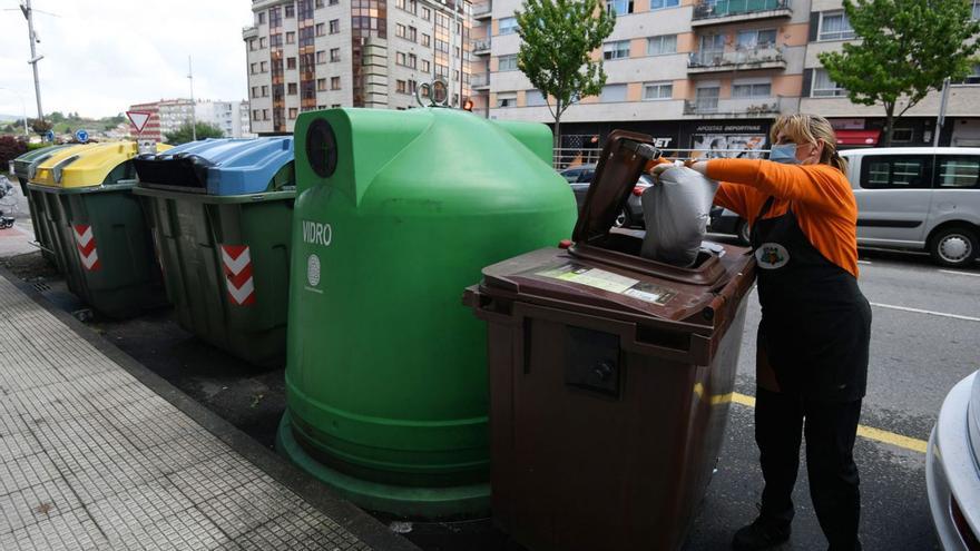 La primera ordenanza de residuos de la ciudad duplicará el parque de contenedores en la calle