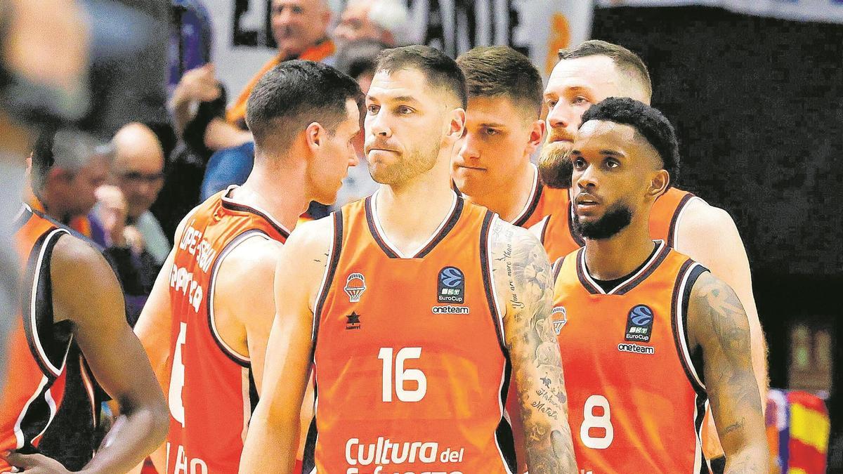 Los jugadores del Valencia BC durante el último encuentro de Eurocup frente al Hapoel en la Fonteta.