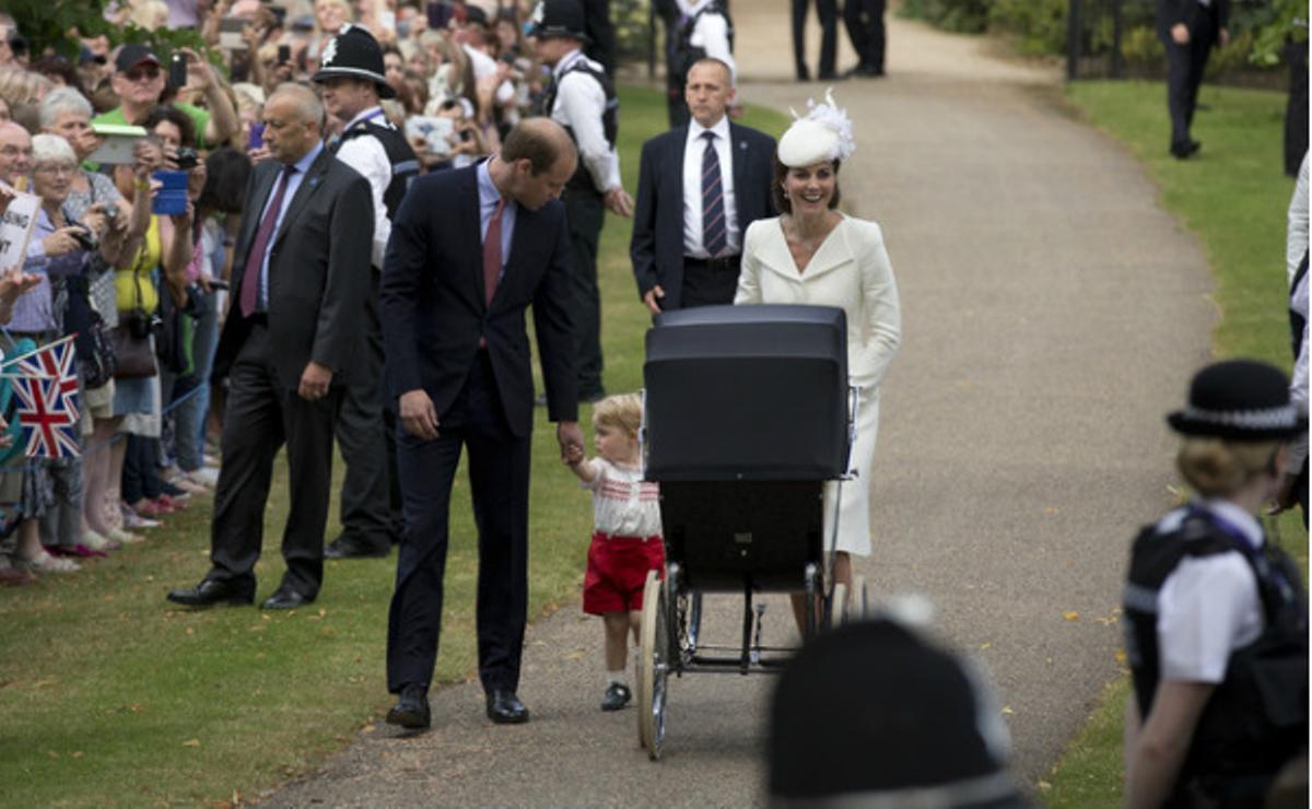 En los brazos de su madre y en presencia de su bisabuela, la reina Isabel II, la cuarta heredera al trono de Inglaterra ha sido bautizada por el rito anglicano y con agua del Jordán en una ceremonia íntima. 