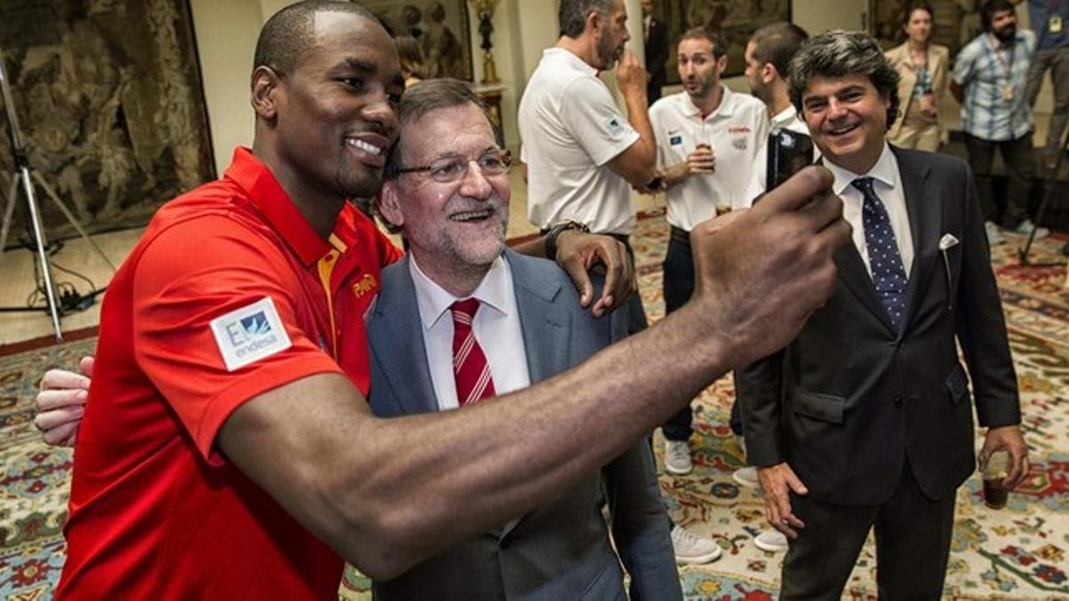 Ibaka y Rajoy, en el momento de tomarse la fotografía con el móvil del jugador.