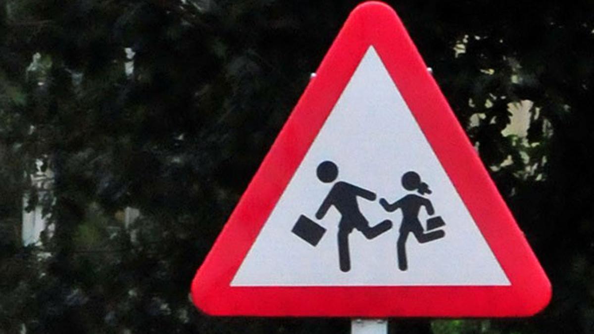 Señal de peligro por zona escolar.