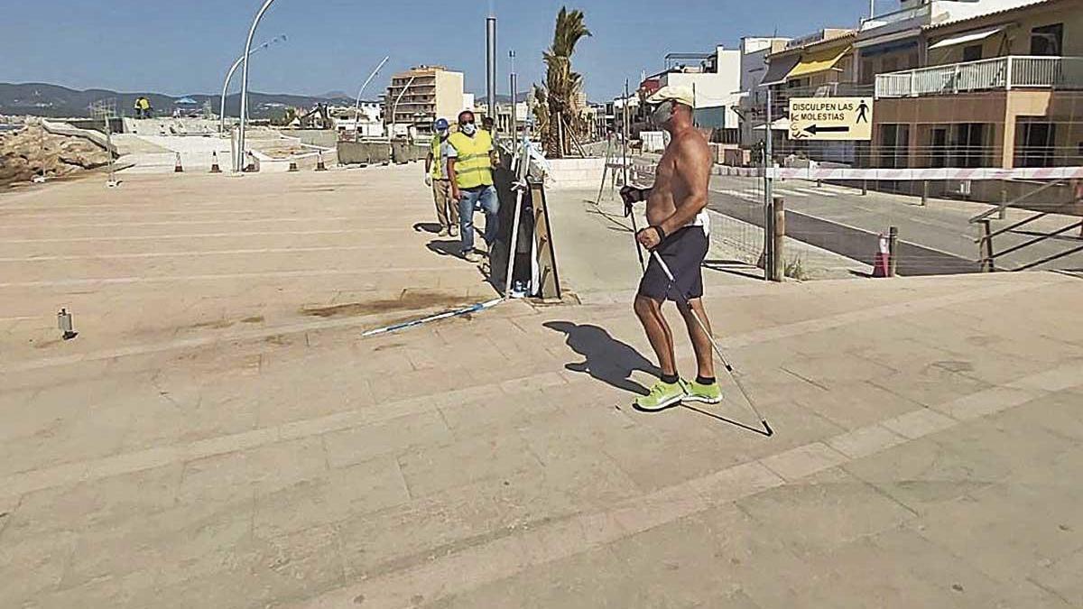 Un practicante de marcha nórdica se asoma al nuevo paseo para ver cómo ha quedado.