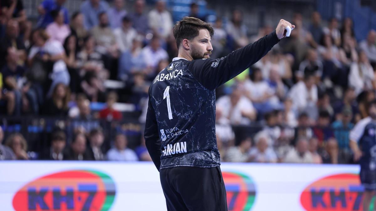 El portero del Frigoríficos del Morrazo Ivan Panjan celebra una parada durante un encuentro de esta temporada.