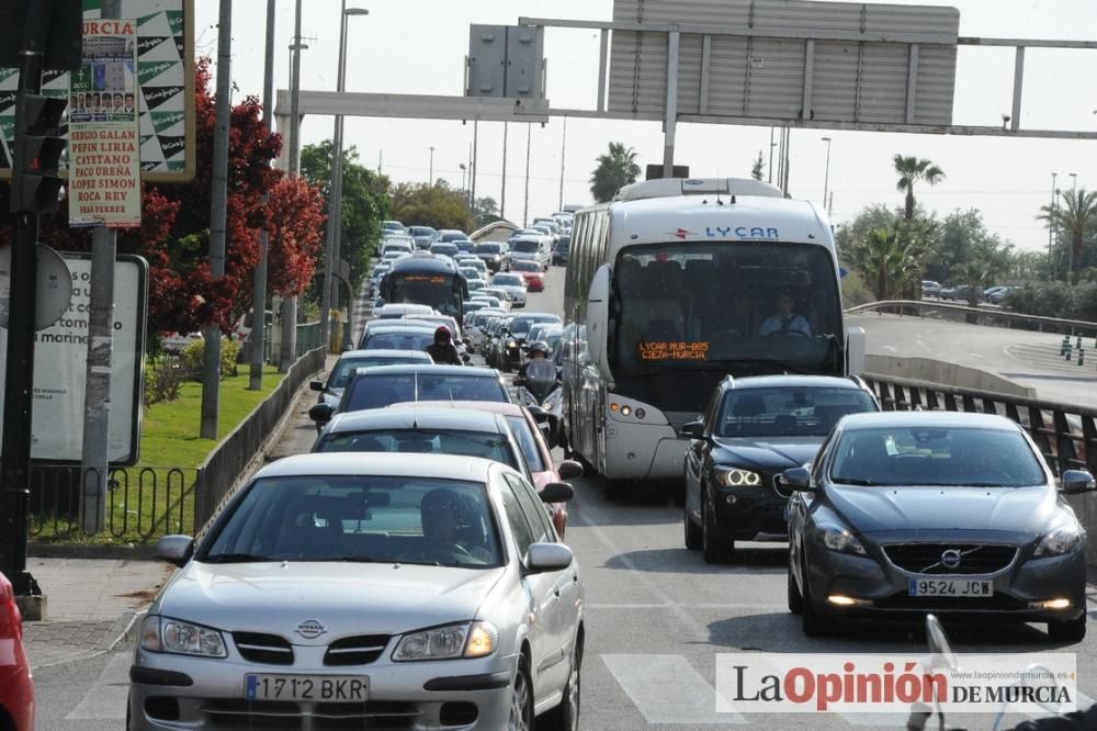 Atascos en Murcia por la protesta de los agricultores en sus tractores