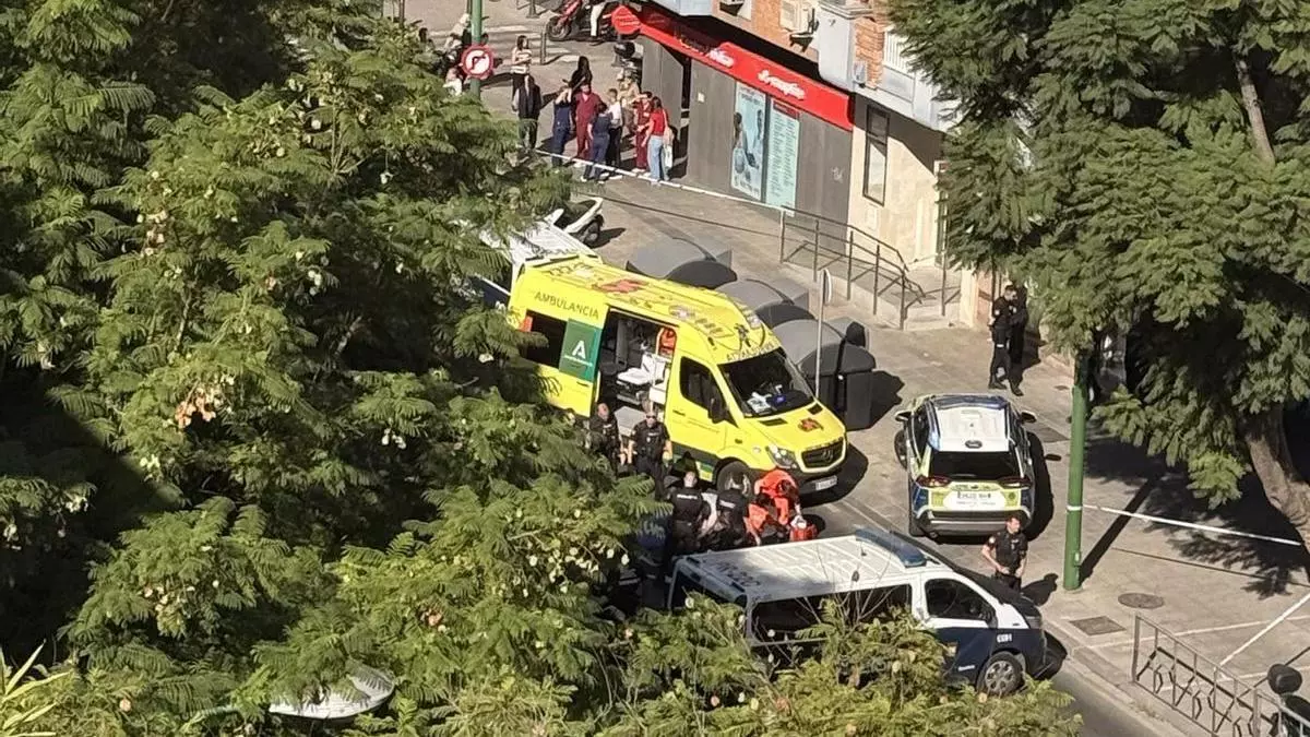 Un hombre se corta el cuello y muere en plena calle en Sevilla