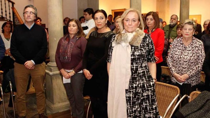 Mercedes Fernández, en el centro, durante el minuto de silencio.