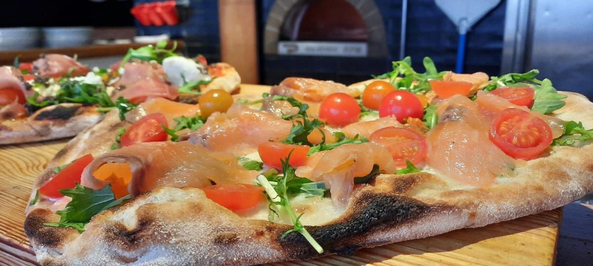 La pinsa es una base de forma ovalada hecha con masa 100% vegetal.