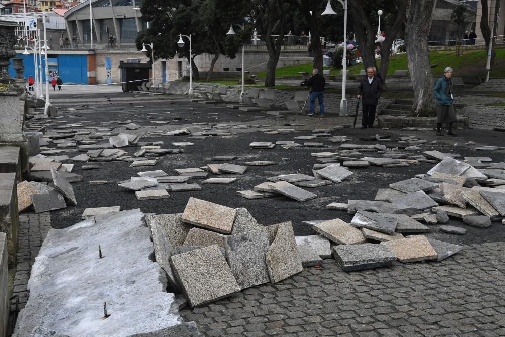 Daños en A Coruña por las olas en alerta roja