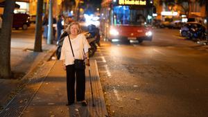 Montserrat Montesinos, en la plataforma y, detrás, las motos que en ocasiones dificultan la maniobra a los conductores del 54.