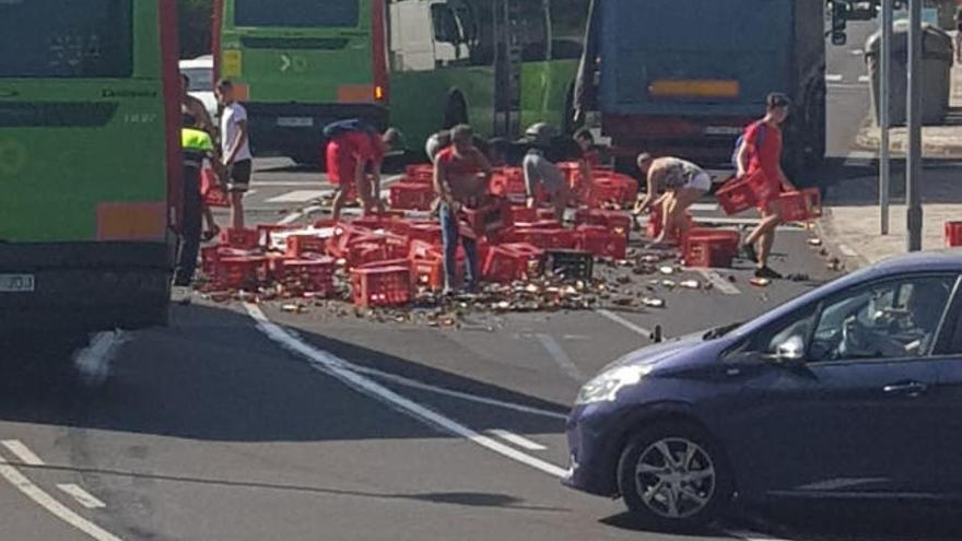 Un camión pierde parte de su carga de cerveza en una calle de la capital