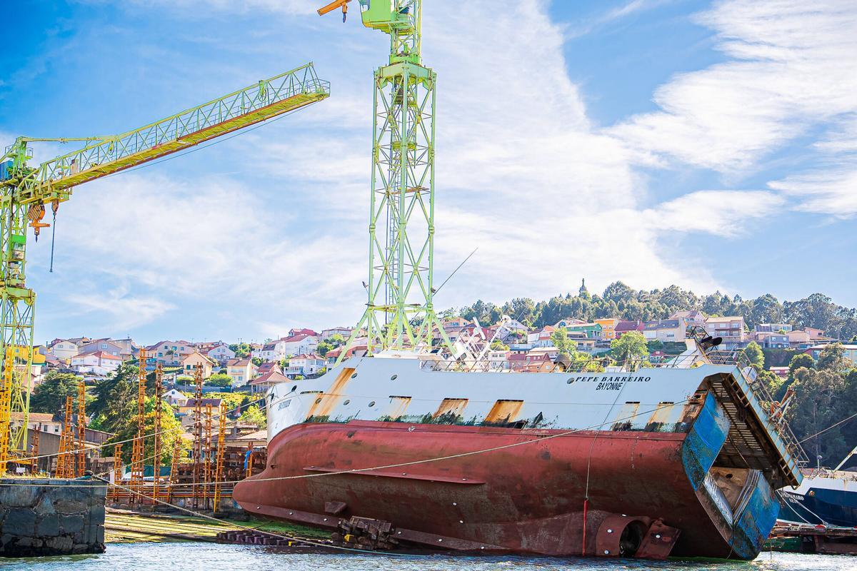 El arrastrero «Pepe Barreiro», encallado en las instalaciones del astillero J. M. Armada.