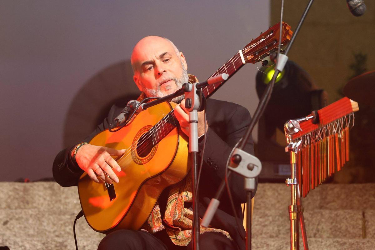Fotogalería | Así ha sido la multitudinaria Zambombá flamenca en la plaza Mayor de Cáceres