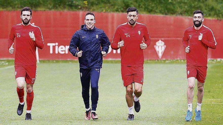 Guitián, Álex Pérez y Santos realizan carrera continua junto al readaptador César Castaño, ayer, en el campo número 1.