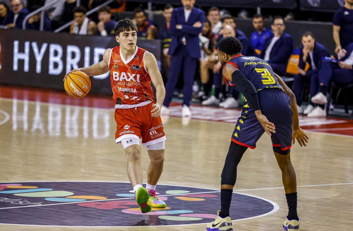 Gerard Fernández baixant la pilota davant Aaron Best