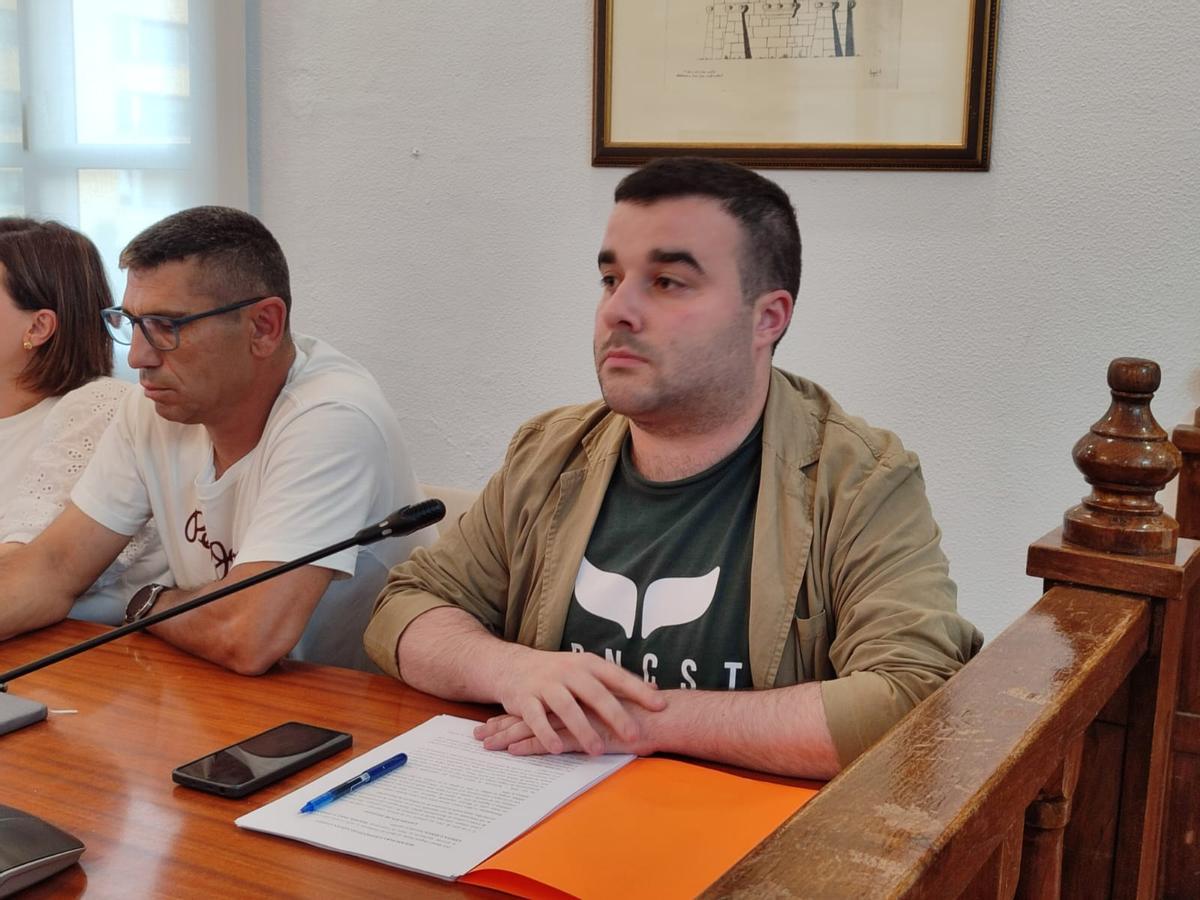 El concejal no adscrito Daniel Chapela, que fue quien presentó la moción para reprobar la gestión de la conselleira de Medio Ambiente, Ángeles Vázquez, en el pleno de Bueu.