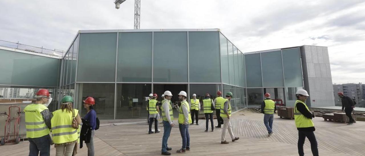 Un grupo de visitantes en la terraza de la cafetería del Palacio de Congresos.