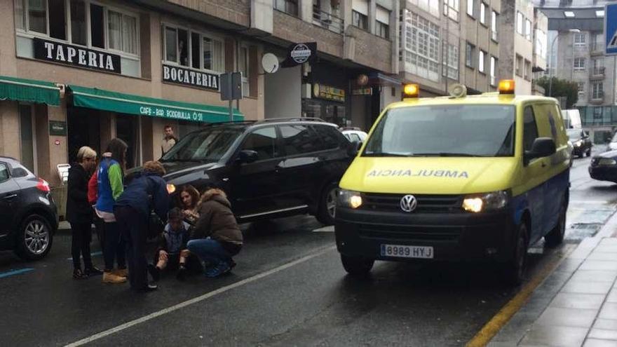 Instante en el que viandantes y el servicio del 061 atendían a la señora.