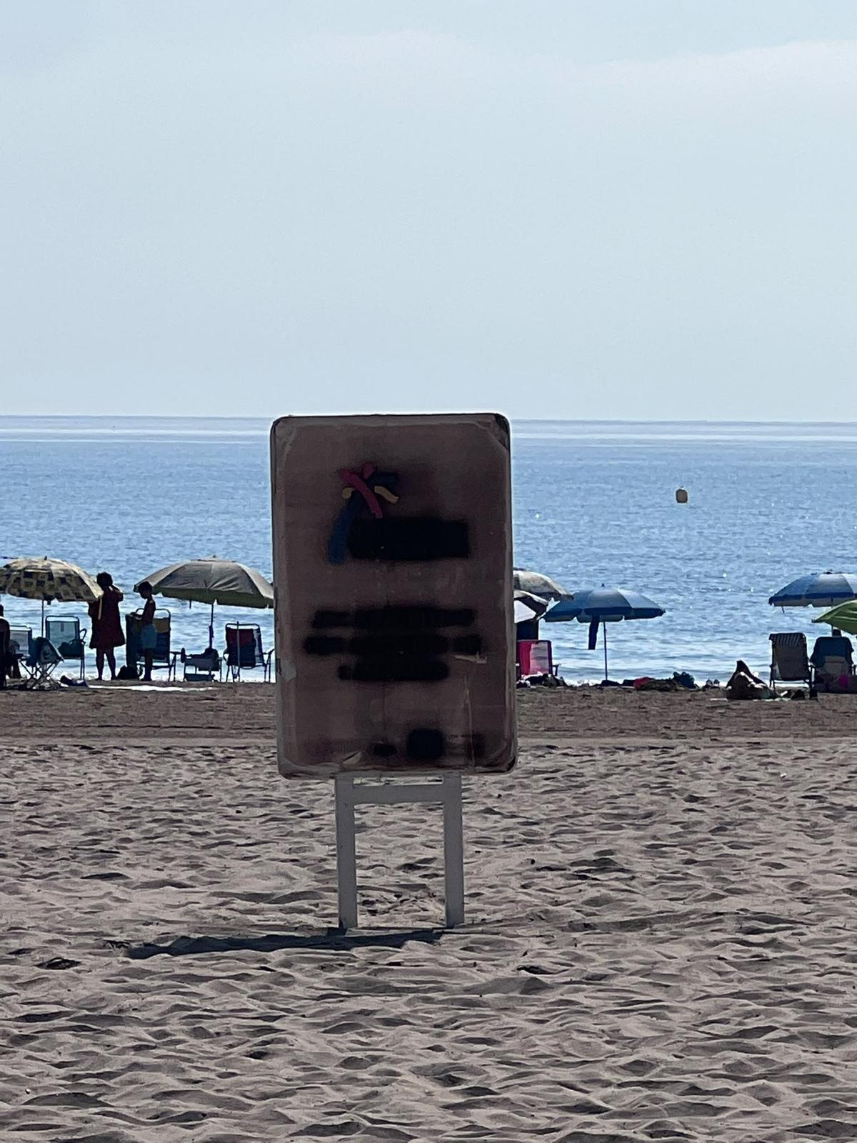 Denuncian el mal estado de algunos carteles, que ya no se pueden leer, en Playa de San Juan