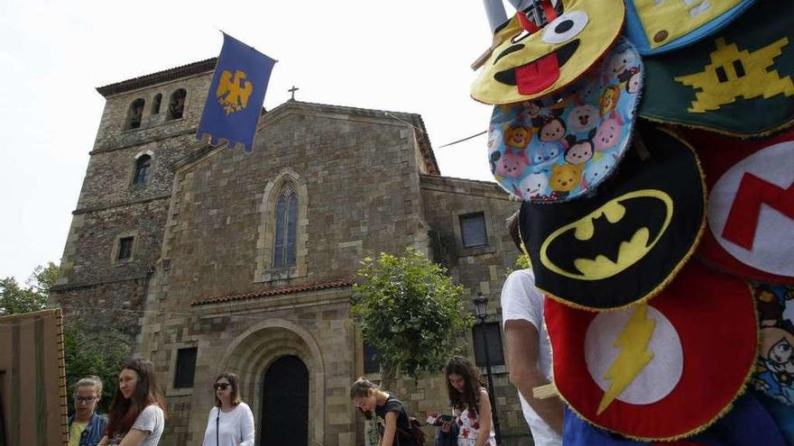 Aficionadas a la literatura fantástica delante de la iglesia de San Nicolás de Bari.