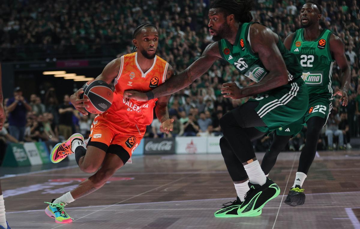 ATHENS (Greece), 08/05/2026.- Panathinaikos' Mathias Lessort (R) in action against Valencia Basket's Jean Montero (L) during the EuroLeague basketball playoffs match between Panathinaikos Athens and Valencia Basket in Athens, Greece, 08 May 2026. (Baloncesto, Euroliga, Grecia, Atenas) EFE/EPA/PETE ANDREOU