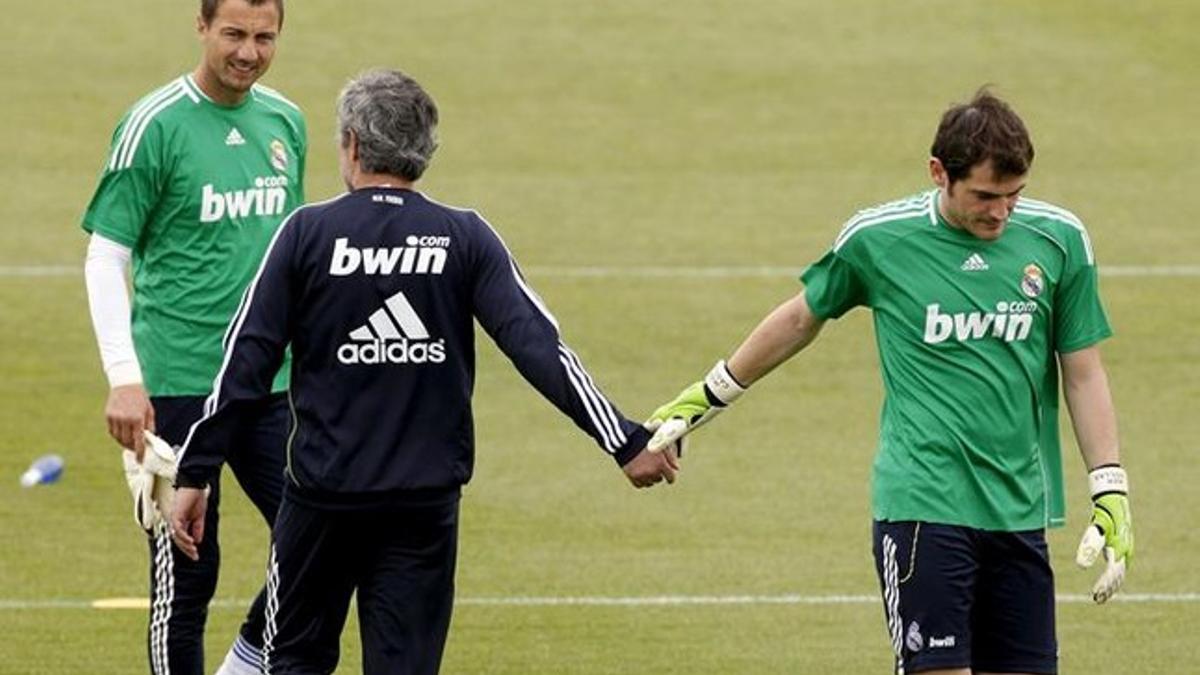 Mourinho saluda a Casillas con Dudek al fondo