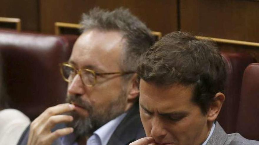 Girauta (izda.) sigue la sesión junto a Rivera, líder de C&#039;s. // Efe