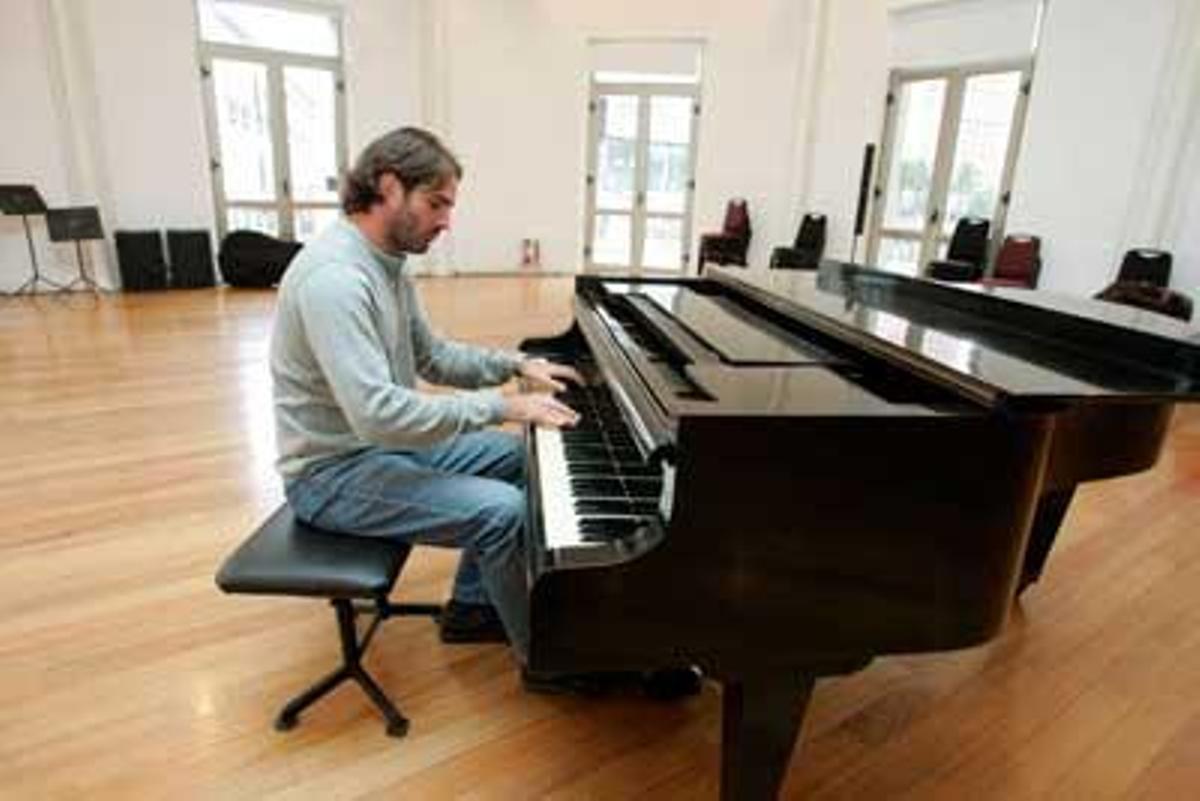 El director de orquesta alicantino Ignacio García Vidal durante la entrevista que ha concedido a Efe en el Teatro Solís de Montevideo, donde actuará al frente de la Orquesta Sinfónica uruguaya "José Artigas".