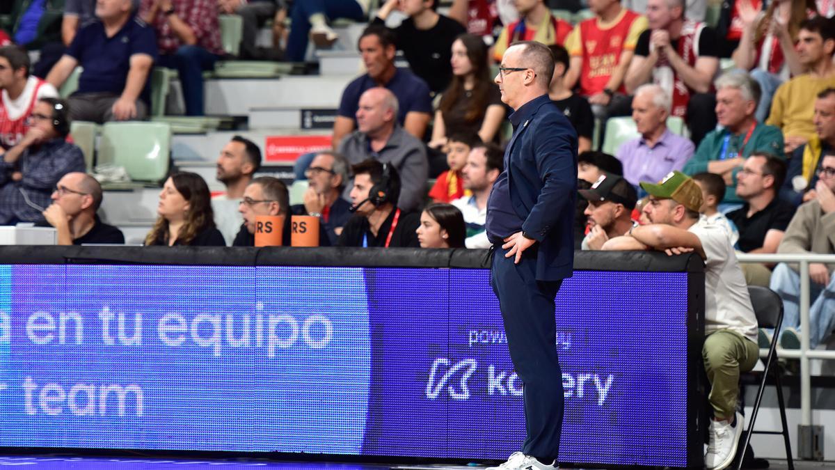 Diego Ocampo, amb moltes coses a dir al seu equip durant el partit de Múrcia