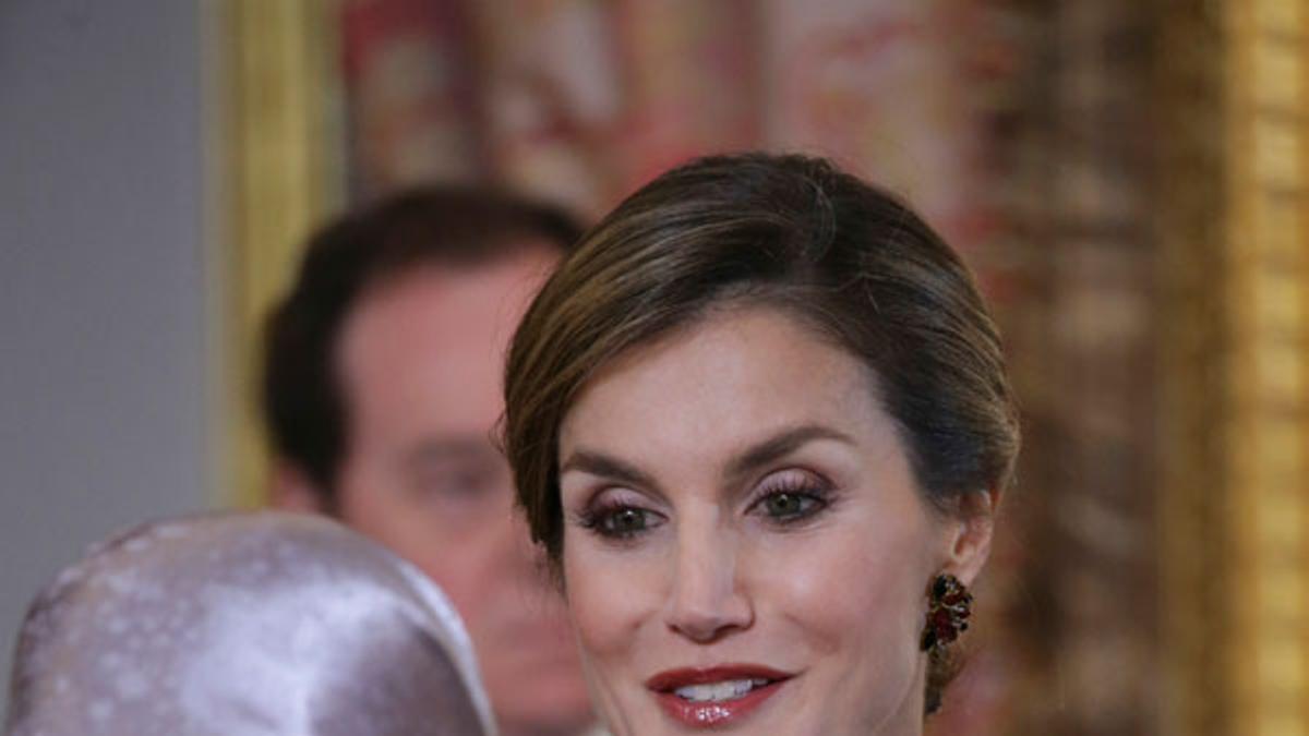 Letizia Ortiz y su pelo recogido con vestido rojo de Felipe Varela