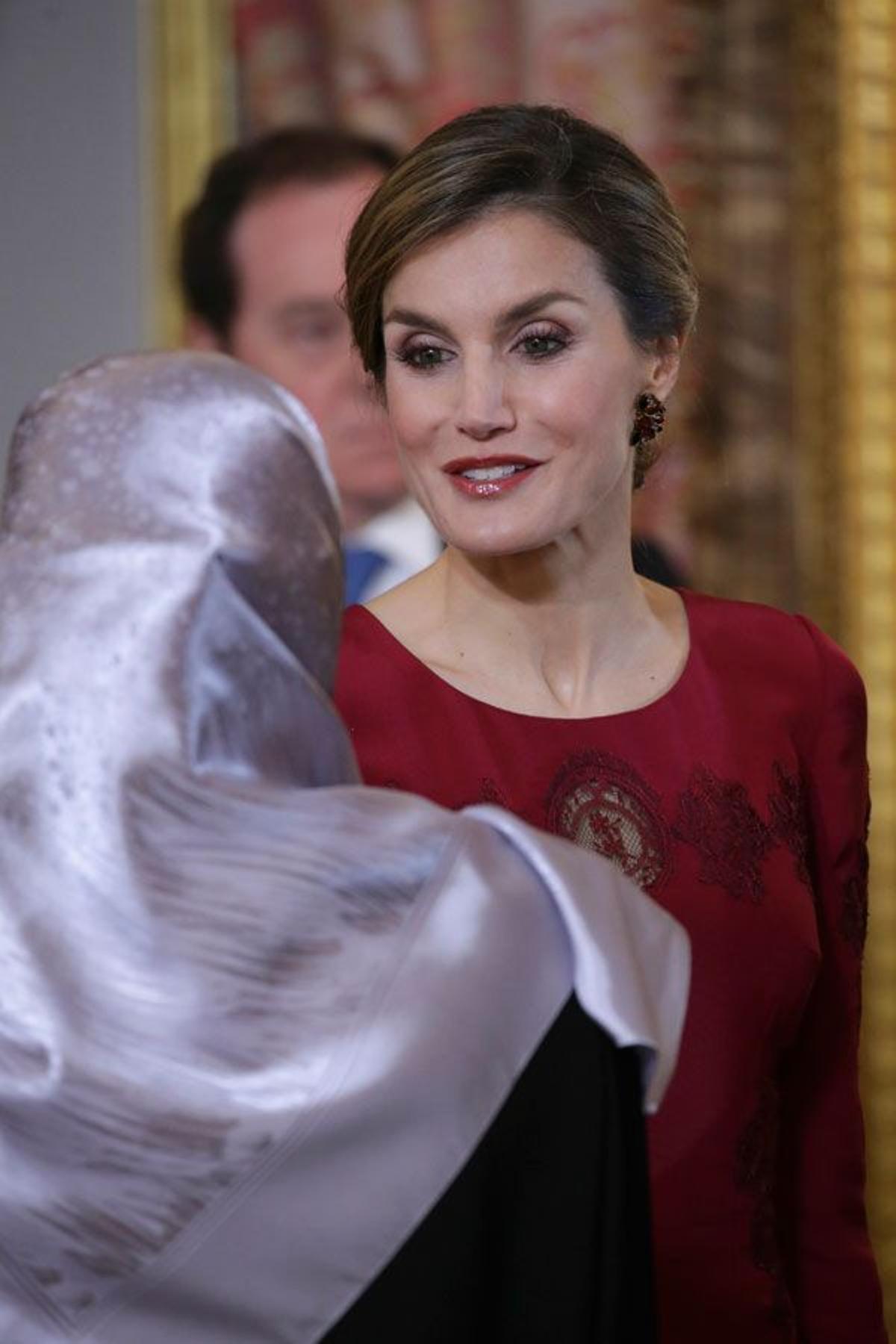 Letizia Ortiz y su pelo recogido con vestido rojo de Felipe Varela