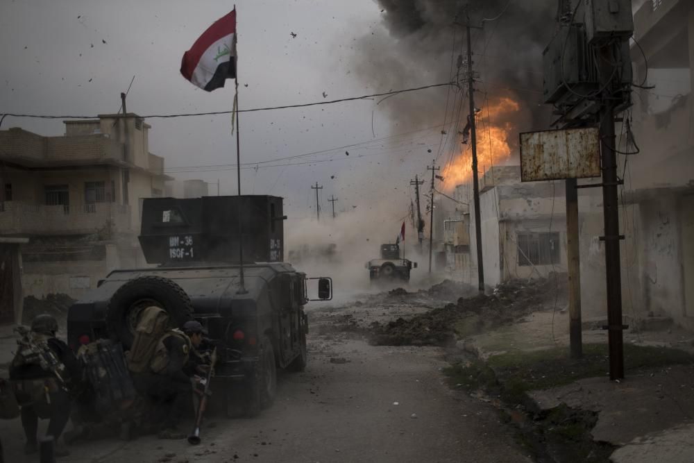 Un cotxe bomba explota mentre vehicles armats de les forces especials iraquianes avancen cap a un territori sota control de l'Estat Islàmic a Mossul (Iraq)