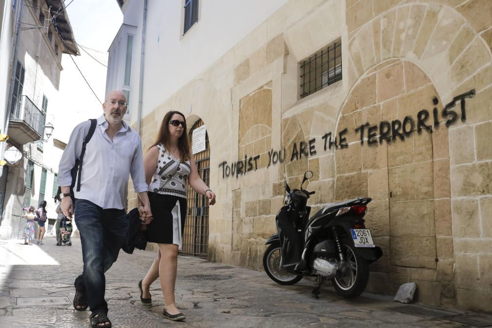 Palma se llena de pintadas contra el turismo