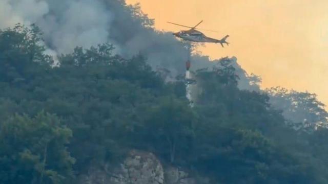El helicóptero del SEPA, durante las labores de extinción.