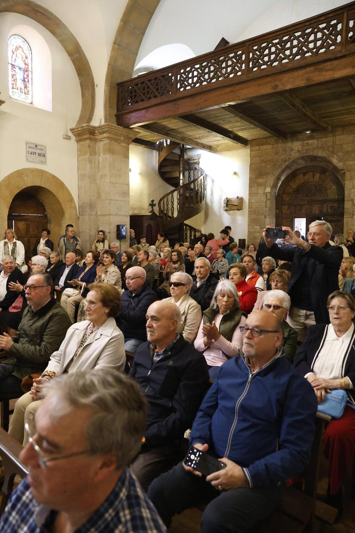 La procesión del Cristo de la Abadía de Cenero, en imágenes