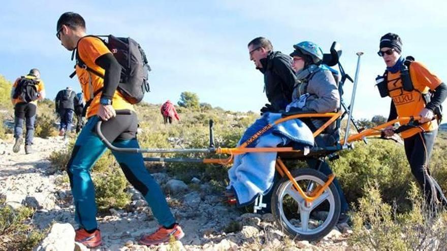 Una participante en el II Trail Pous de Neu de Ibi gracias a una silla todoterreno.