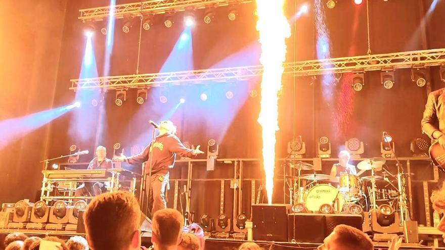 Villaferrueña despide sus fiestas con América de Vigo, una banda que lleva 50 años haciendo rock