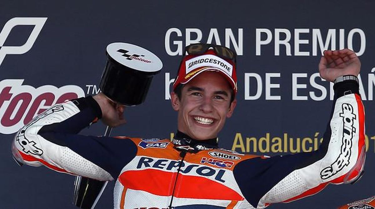 Marc Márquez celebra al podi de Jerez el seu triomf al GP d’Espanya. Marc Márquez celebra al podi de Jerez el seu triomf al GP d’Espanya.
