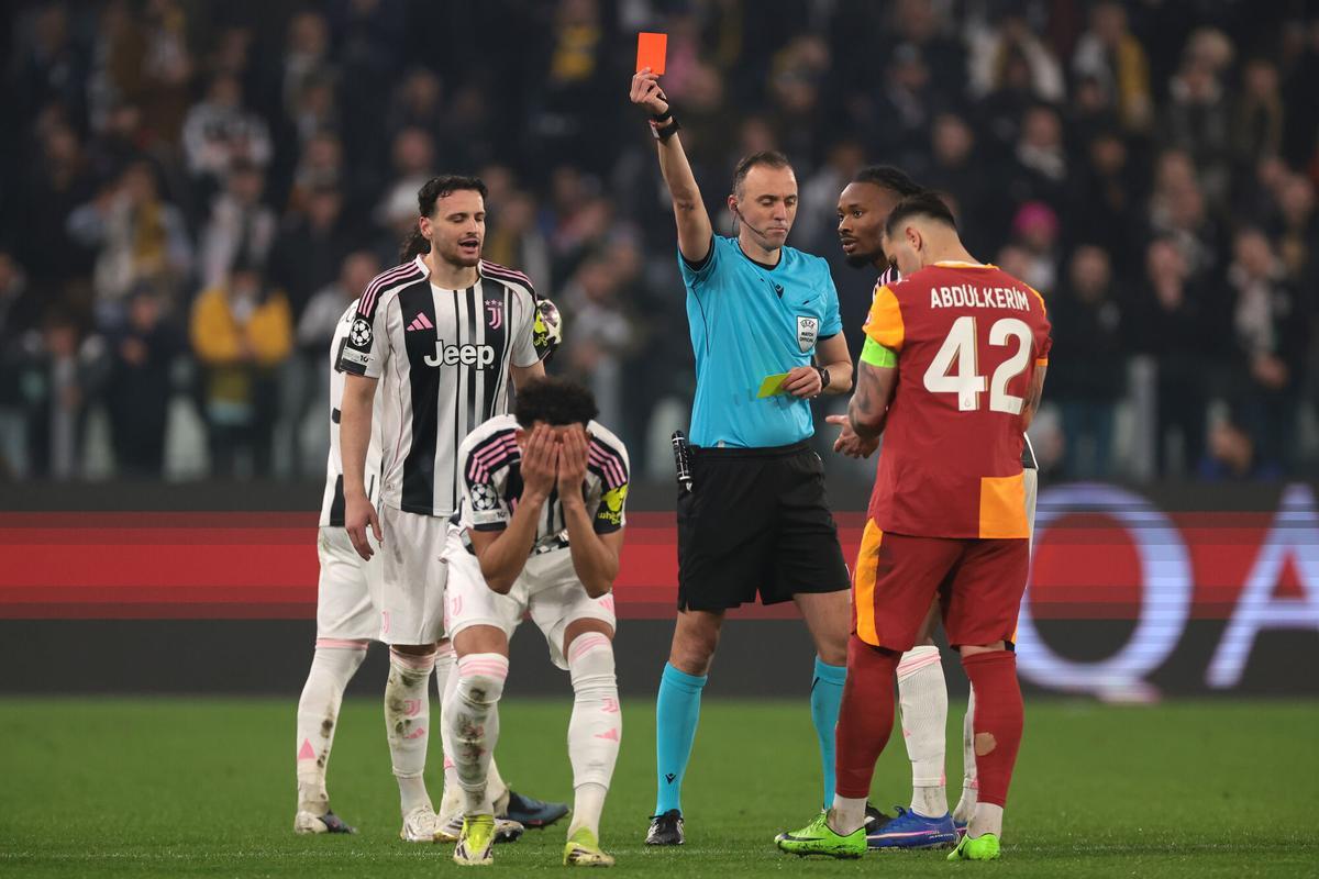 25 February 2026, Italy, Turin: Juventus' Lloyd Kelly reacts as he is shown a red card by the Referee Joao Pinheiro during the UEFA Champions League Knockout Play Off 2nd Leg soccer match between Juventus FC and Galatasaray SK at Allianz Stadium. Photo: Jonathan Moscrop/CSM via ZUMA Press Wire/dpa Jonathan Moscrop/CSM via ZUMA Pr / DPA 25/02/2026 ONLY FOR USE IN SPAIN. Jonathan Moscrop/CSM via ZUMA Pr / DPA;soccer;football;sports;UEFA Champions League - Juventus FC vs Galatasaray SK