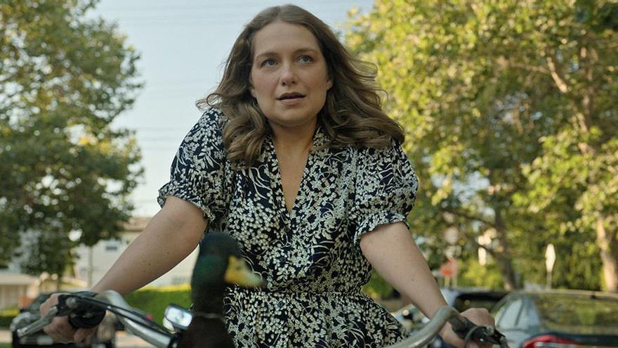 Merritt Wever y su amante pato en una imagen de &#039;Roar&#039;.