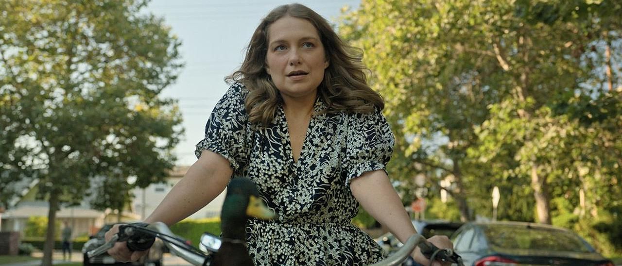 Merritt Wever y su amante pato en una imagen de 'Roar'.