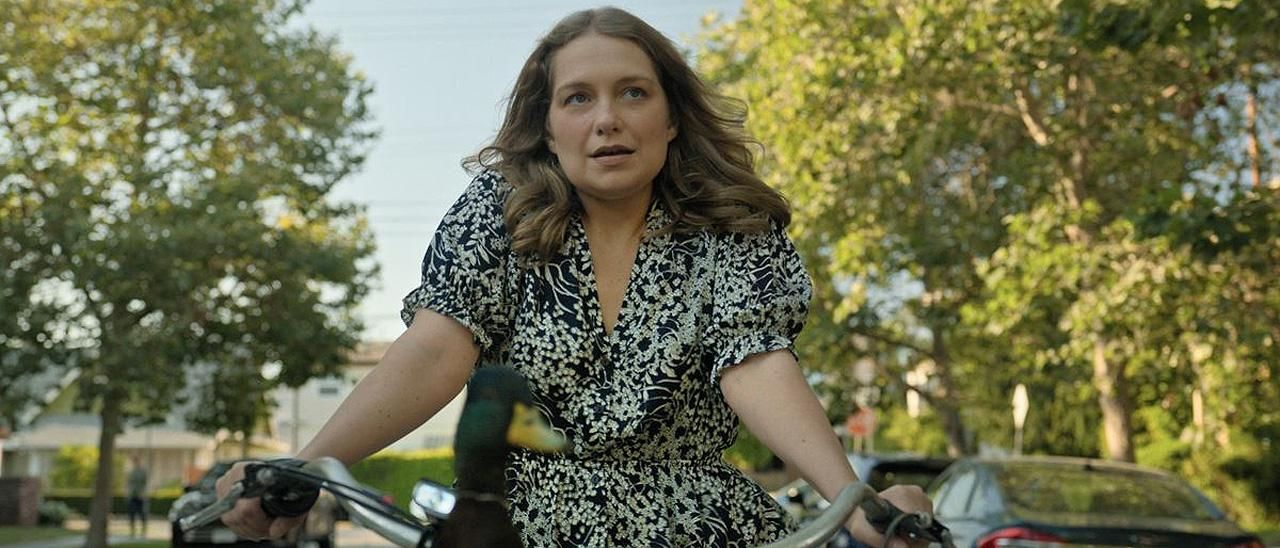 Merritt Wever y su amante pato en una imagen de &#039;Roar&#039;.